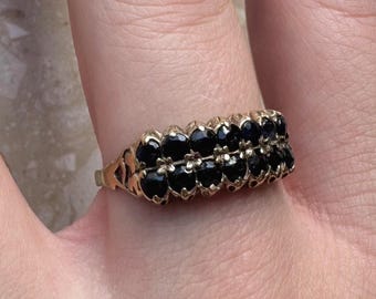 Anillo de oro amarillo con banda apilable de dos filas de zafiro vintage