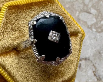 Anillo antiguo de oro blanco de 14 k con diamantes y ónix y filigrana