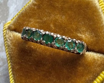 Anillo de banda apilable vintage de oro amarillo esmeralda