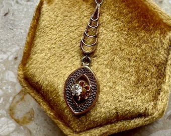 Colgante de solapa con botón de oro amarillo y diamantes antiguos