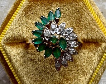 Anillo vintage de oro amarillo con racimo de diamantes y esmeraldas de mediados de siglo