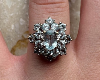 Anillo vintage de oro amarillo con aguamarina y doble halo en forma de estrella