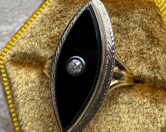 Anillo de oro blanco y amarillo con diamantes de talla europea antigua y ónix marquesa