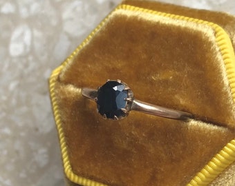 Anillo vintage de oro amarillo con zafiro solitario