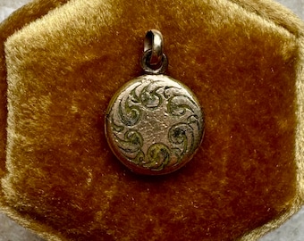 Colgante antiguo con medallón victoriano relleno de oro amarillo