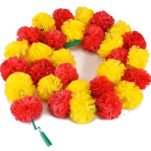 Puede incluir: Una guirnalda de flores de cal&eacute;ndula artificiales, alternando rojo y amarillo, con un tallo verde.