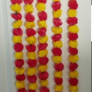 Puede incluir: Cuatro guirnaldas de flores de cal&eacute;ndula, cada guirnalda est&aacute; hecha de pompones de flores de tela amarillos y rosas alternados.