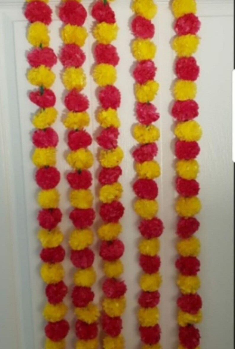 Puede incluir: Cuatro guirnaldas de flores de cal&eacute;ndula, cada guirnalda est&aacute; hecha de pompones de flores de tela amarillos y rosas alternados.
