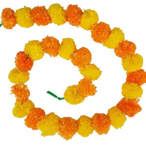 Puede incluir: Una guirnalda de flores de cal&eacute;ndula amarillas y naranjas, ensartadas con un hilo verde. La guirnalda est&aacute; dispuesta en forma de c&iacute;rculo.