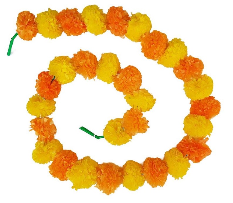 Puede incluir: Una guirnalda de flores de cal&eacute;ndula amarillas y naranjas, ensartadas con un hilo verde. La guirnalda est&aacute; dispuesta en forma de c&iacute;rculo.