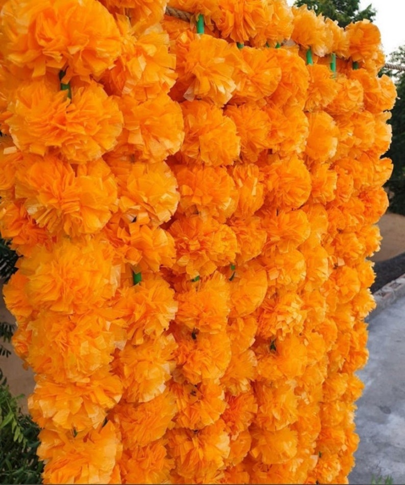 Puede incluir: Una guirnalda de flores de cal&eacute;ndula de color naranja brillante, perfecta para agregar un toque festivo a cualquier ocasi&oacute;n.