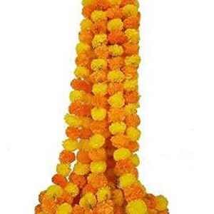 Puede incluir: Una larga guirlanda de flores de cal&eacute;ndula artificiales en tonos amarillos y naranjas. La guirlande est&aacute; hecha de racimos de flores individuales y es perfecta para decorar para festivales u ocasiones especiales.