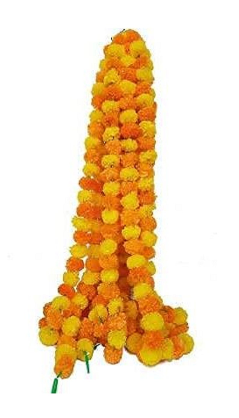Puede incluir: Una larga guirlanda de flores de cal&eacute;ndula artificiales en tonos amarillos y naranjas. La guirlande est&aacute; hecha de racimos de flores individuales y es perfecta para decorar para festivales u ocasiones especiales.