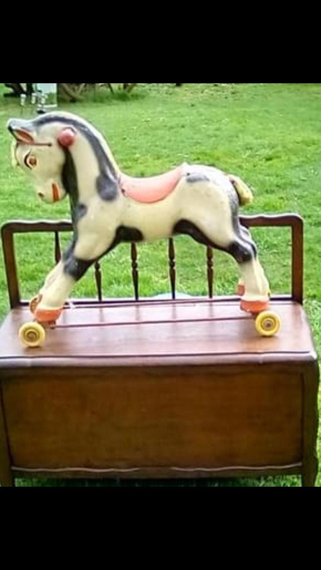 Un Vintage Tirer Le Long/S'asseoir sur Cheval de Jeu L'enfant