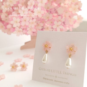 桜のイヤリング - スタッド - アクリルパールドロップ付き - 桜のドロップ付き/桜/低刺激性/桜/花/ギフト
