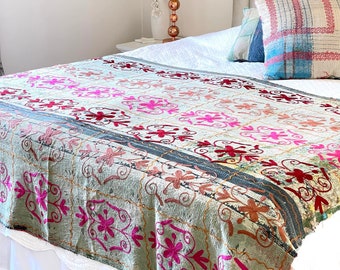 Licht Pastell Floral Suzani Kantha Suzani Rosa / Rot Floral Kantha Suzani Vintage Kantha Suzani Decke Geschenk für Sie