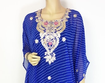 Op de afbeelding: Een blauwe en witte gepatroneerde kaftan met gouden en roze borduurwerk. De kaftan heeft een ronde hals en 3/4 mouwen.