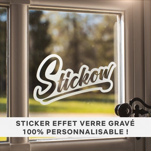 May include: White vinyl sticker with the word "Stickow" in a cursive font on a frosted glass window. The sticker has a frosted glass effect. The text below the sticker reads "Sticker effet verre gravé 100% personnalisable!"