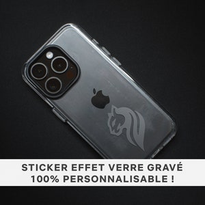 May include: A clear phone case with a black and white graphic design of a horse's head. The case has a raised camera bump and a black Apple logo. The text "STICKER EFFET VERRE GRAVÉ 100% PERSONNALISABLE!" is printed on the bottom of the image.