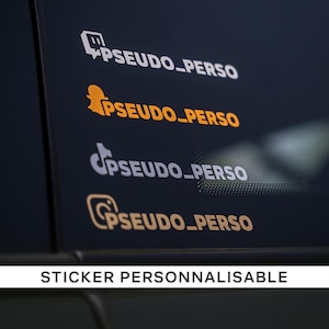 Pode incluir: Uma superfície preta exibe quatro adesivos com o texto "PSEUDO_PERSO" em branco e dourado. Cada adesivo apresenta um logotipo de mídia social: Twitch, Snapchat, Spotify e Instagram. O texto "STICKER PERSONNALISABLE" está na parte inferior.