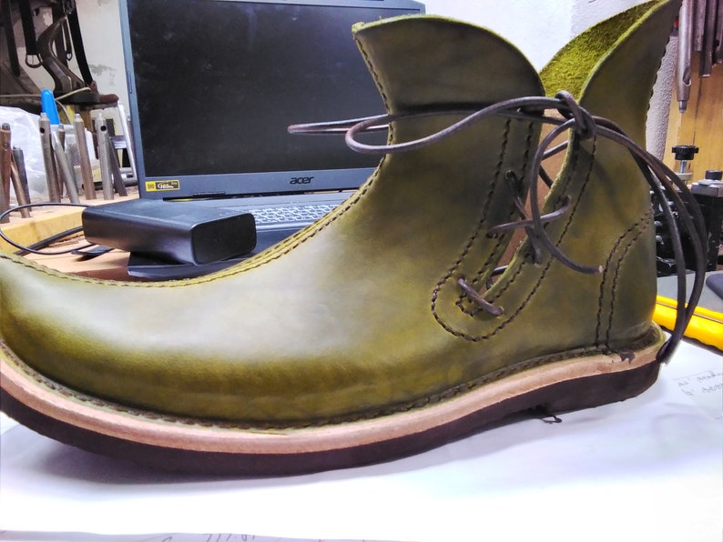 MEDIEVAL TULIP BOOTS, low Poulaines Olive green