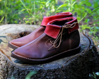 Middle ages Poulaines with red foldover