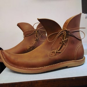 MEDIEVAL TULIP BOOTS, low Poulaines Light brown