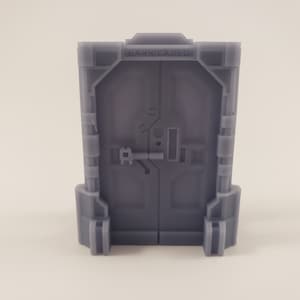 Puede incluir: Una puerta de estilo ciencia ficción, impresa en 3D, de color gris, con un cartel de barricada y una cerradura. La puerta está cerrada y tiene una superficie texturizada.
