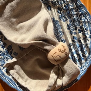 Rond de serviette en bois personnalisable avec prénom, initiales, motifs et autres. Cadeau invité ou famille et enfant. Personnalisé.
