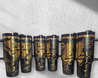 Águila patriótica con bandera estadounidense grabada a láser en vaso negro de 40 oz con baño de cobre dorado