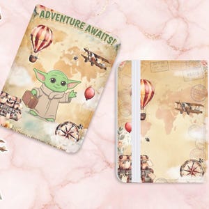 Puede incluir: Dos cuadernos con tem&aacute;tica de viajes con un dise&ntilde;o de mapa vintage. Uno presenta un personaje verde con una maleta, un globo aerost&aacute;tico y el texto "Adventure Awaits!". El otro tiene un globo aerost&aacute;tico, un avi&oacute;n y sellos.