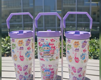 Botella de agua escolar con pajita de 20 oz, diseño de monstruos coloridos y adorables para niños y adultos, con tapa de color y asa personalizable.