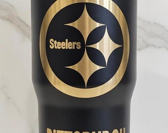 Regalo para fanáticos del fútbol americano: vaso verde de 20 oz de los Green Bay Packers grabado con láser, dorado, apto para portavasos, con aislamiento para bebidas frías y calientes.