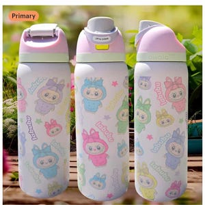 Puede incluir: Tres botellas de agua aisladas con fondo blanco, con personajes de dibujos animados coloridos y la palabra "labubu". Cada botella tiene un dise&ntilde;o de tapa diferente, con detalles en rosa y verde. Las botellas est&aacute;n dise&ntilde;adas para la hidrataci&oacute;n.