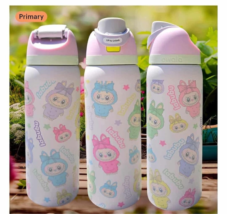 Puede incluir: Tres botellas de agua aisladas con fondo blanco, con personajes de dibujos animados coloridos y la palabra "labubu". Cada botella tiene un dise&ntilde;o de tapa diferente, con detalles en rosa y verde. Las botellas est&aacute;n dise&ntilde;adas para la hidrataci&oacute;n.