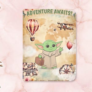 Puede incluir: Ilustraci&oacute;n con tem&aacute;tica de viajes con un personaje verde sosteniendo una maleta y un globo rojo. El fondo incluye un mapa, globos aerost&aacute;ticos y un avi&oacute;n. El texto "ADVENTURE AWAITS!" se muestra en la parte superior. Pegatinas de viaje adicionales.