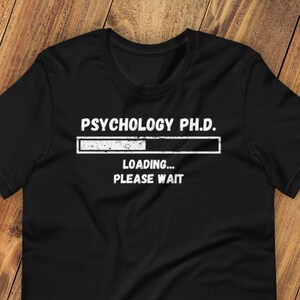 Psykologi Doktorsexamen Laddar... Vänta | Rolig unisex-t-shirt | Doktorandskjorta | Doktorsexamenskjorta | Doktorsexamenskjorta