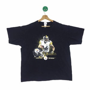 K&ouml;nnte beinhalten: Schwarzes T-Shirt mit einem Grafikdruck von Hines Ward, einem Wide Receiver der Pittsburgh Steelers, der ein schwarz-gelbes Trikot tr&auml;gt. Die Grafik enth&auml;lt seine Unterschrift und den Text "Hines Ward" und "Wide Receiver".