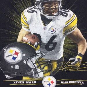 K&ouml;nnte beinhalten: Schwarzes T-Shirt mit einem Grafikdruck von Hines Ward, einem Wide Receiver der Pittsburgh Steelers, der ein Football-Trikot tr&auml;gt und einen Football h&auml;lt. Die Grafik enth&auml;lt das Steelers-Logo und die Unterschrift von Hines Ward. Der Text "Hines Ward" und "Wide Receiver" ist unterhalb der Grafik aufgedruckt.