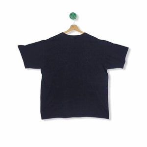 K&ouml;nnte beinhalten: Ein schwarzes T-Shirt mit kurzen &Auml;rmeln und Rundhalsausschnitt.