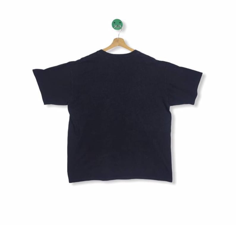 K&ouml;nnte beinhalten: Ein schwarzes T-Shirt mit kurzen &Auml;rmeln und Rundhalsausschnitt.