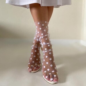 Chaussettes en tulle blanc, Chaussettes à gros pois, Chaussettes blanches transparentes, Chaussettes en dentelle pour femme, Chaussettes capsule pour garde-robe, Chaussettes en nylon transparent, Chaussettes à pois image 1