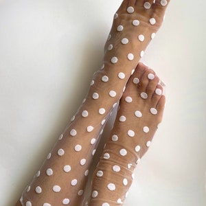 Chaussettes en tulle blanc, Chaussettes à gros pois, Chaussettes blanches transparentes, Chaussettes en dentelle pour femme, Chaussettes capsule pour garde-robe, Chaussettes en nylon transparent, Chaussettes à pois image 2