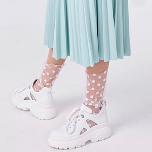 Chaussettes en tulle blanc, Chaussettes à gros pois, Chaussettes blanches transparentes, Chaussettes en dentelle pour femme, Chaussettes capsule pour garde-robe, Chaussettes en nylon transparent, Chaussettes à pois image 6