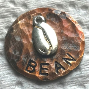 Petite étiquette | Médaille pour animal de compagnie en forme de haricot | Médaille pour collier de chat | Médaille pour animal de compagnie | Médaille personnalisée pour animal de compagnie | Médaille pour chien personnalisée | ID d'animal de compagnie | Étiquettes pour collier | Étiquette estampée à la main