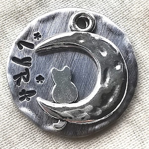 Médaille pour chat | Médaille Lune pour animal de compagnie | Médaille pour collier de chat | Médaille pour animal de compagnie | Médaille personnalisée pour animal de compagnie | Médaille pour chien personnalisée | ID d'animal de compagnie | Étiquettes pour collier | Étiquette estampée à la main