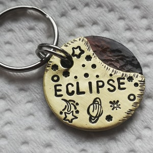 Médailles d'identification pour chiens | Médaille pour chien Eclipse | Médaille pour animal de compagnie | Médaille personnalisée pour animal de compagnie | Médaille pour chien | Médaille pour chien personnalisée | ID d'animal de compagnie | Étiquettes pour collier | Étiquette estampée à la main