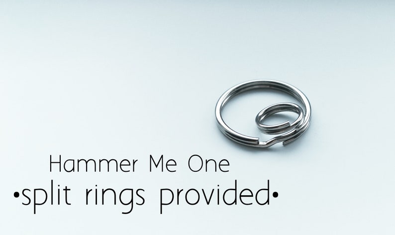 Puede incluir: Dos anillos partidos plateados, uno m&aacute;s grande que el otro, se muestran sobre un fondo blanco. El texto "Hammer Me One" y ".split rings provided." est&aacute; debajo de los anillos.