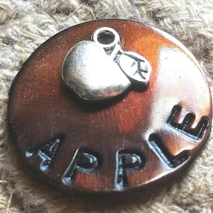 Médaille pour chat | Médaille pour animal de compagnie Apple | Médaille pour collier de chat | Médaille pour animal de compagnie | Médaille personnalisée pour animal de compagnie | Médaille pour chien personnalisée | ID d'animal de compagnie | Étiquettes pour collier | Étiquette estampée à la main