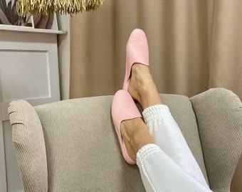 Chaussons roses pour femmes, chaussons en cuir pour femmes, chaussures de boudoir, chaussons à semelle souple pour femme, chaussons de maison, idées cadeaux pour soeur, cadeau maman